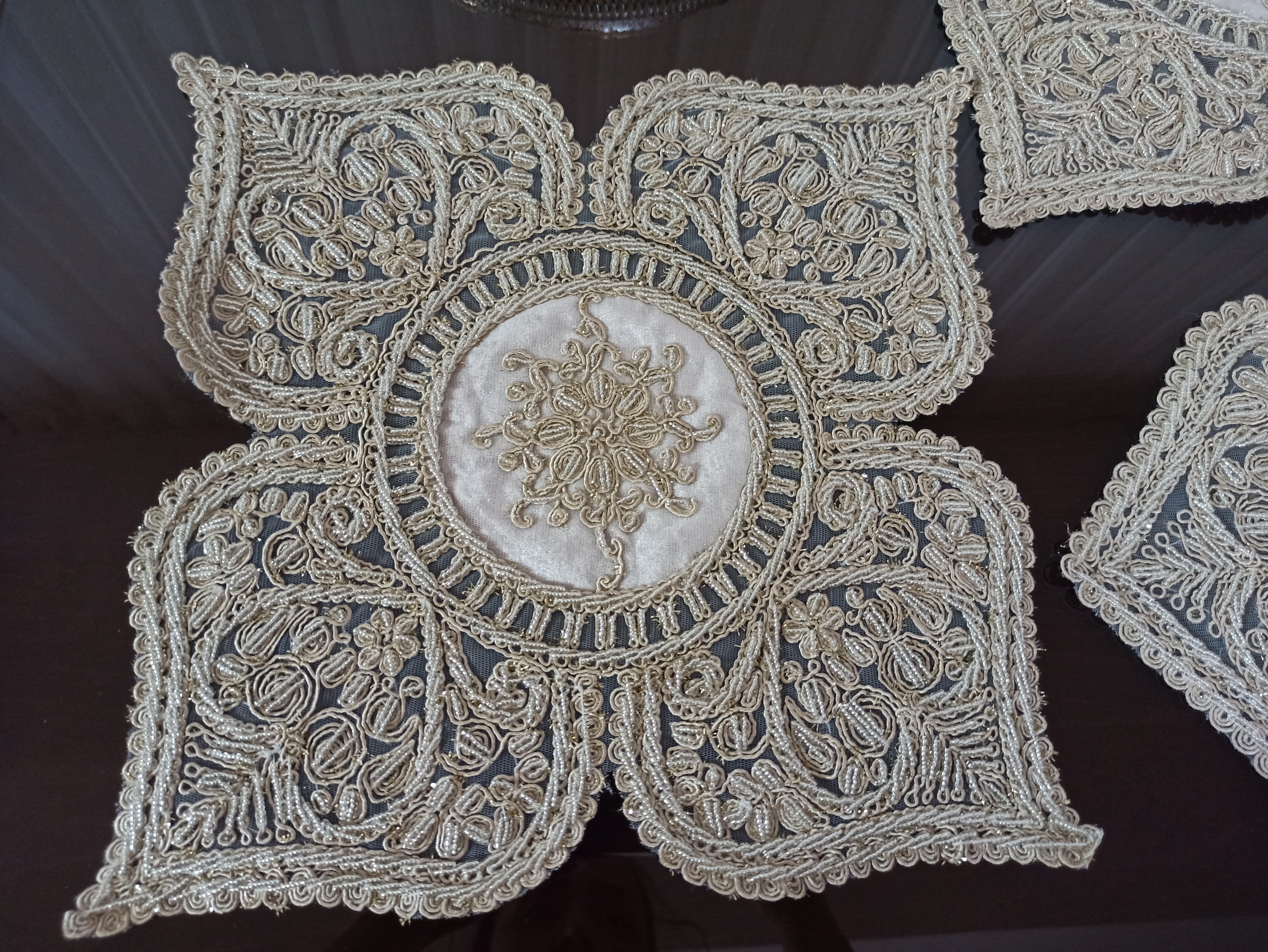 رومیزی 3 تکه ملیله دوزی شده جذاب طرح قلب کاردست جنس رومیزی ترکیه مخمل رنگ نسکافه ای ترند