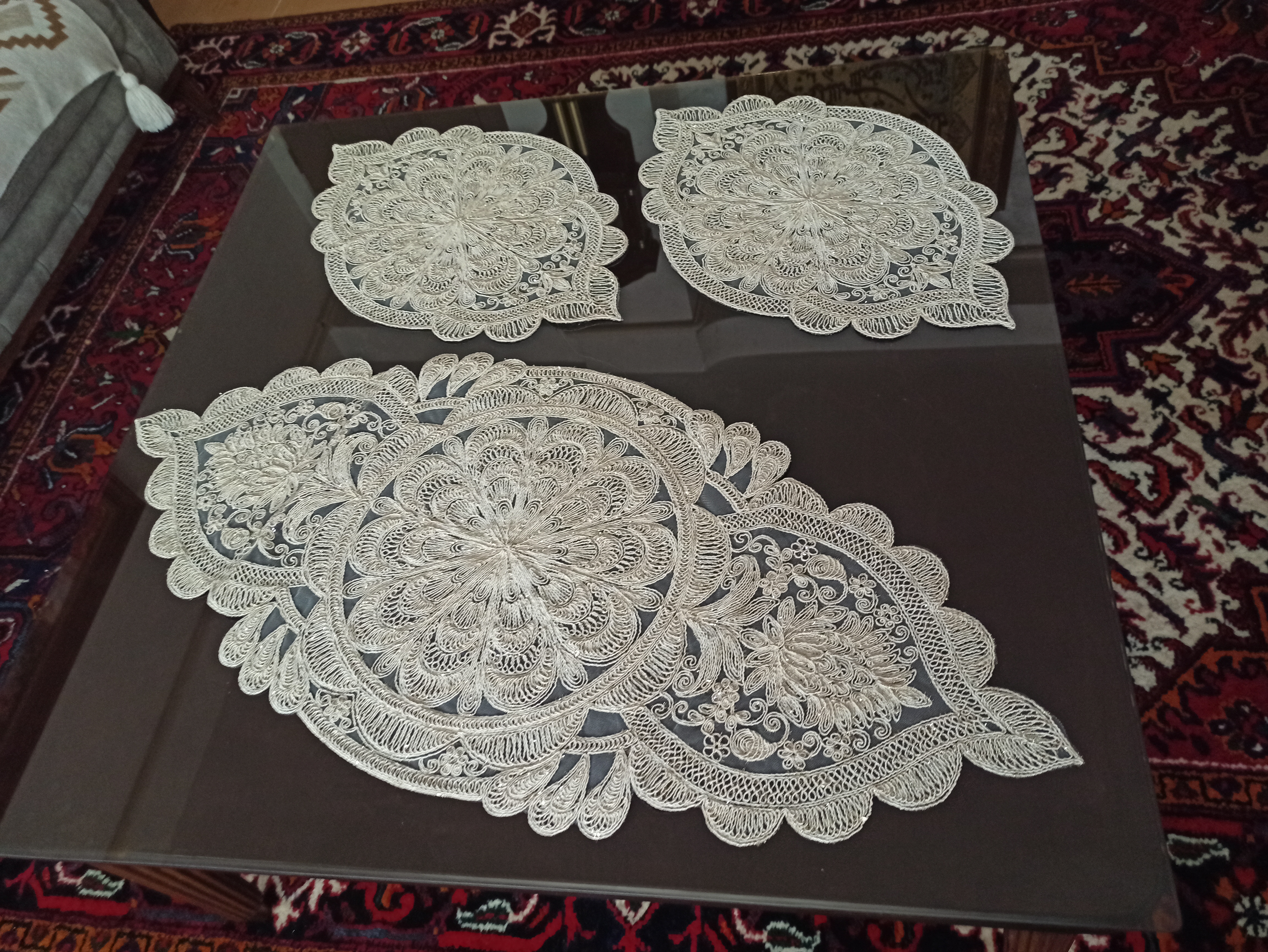 رومیزی 3تکه ترند رنگ کرم   قیطان دوزی و حریر قیمت مناسب اندازه میز عسلی 50*32 جلو مبلی90*42