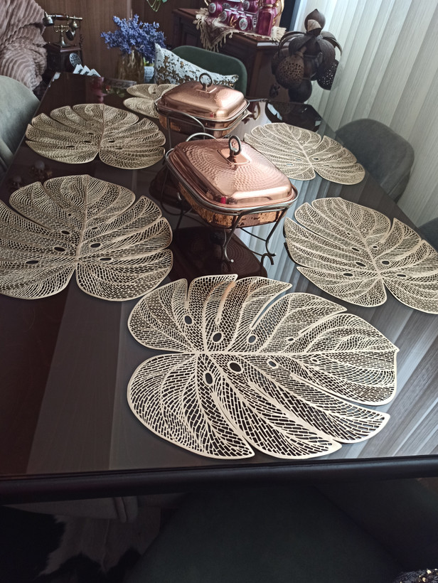 زیر بشقابی طرح برزگ رنگ طلایی اندازه45*37 یک عددی