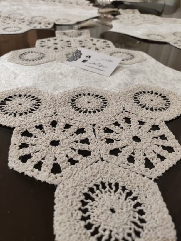 رومیزی 3 تکه مخمل و مکرومه کرم و نسکافه ای مینیمال